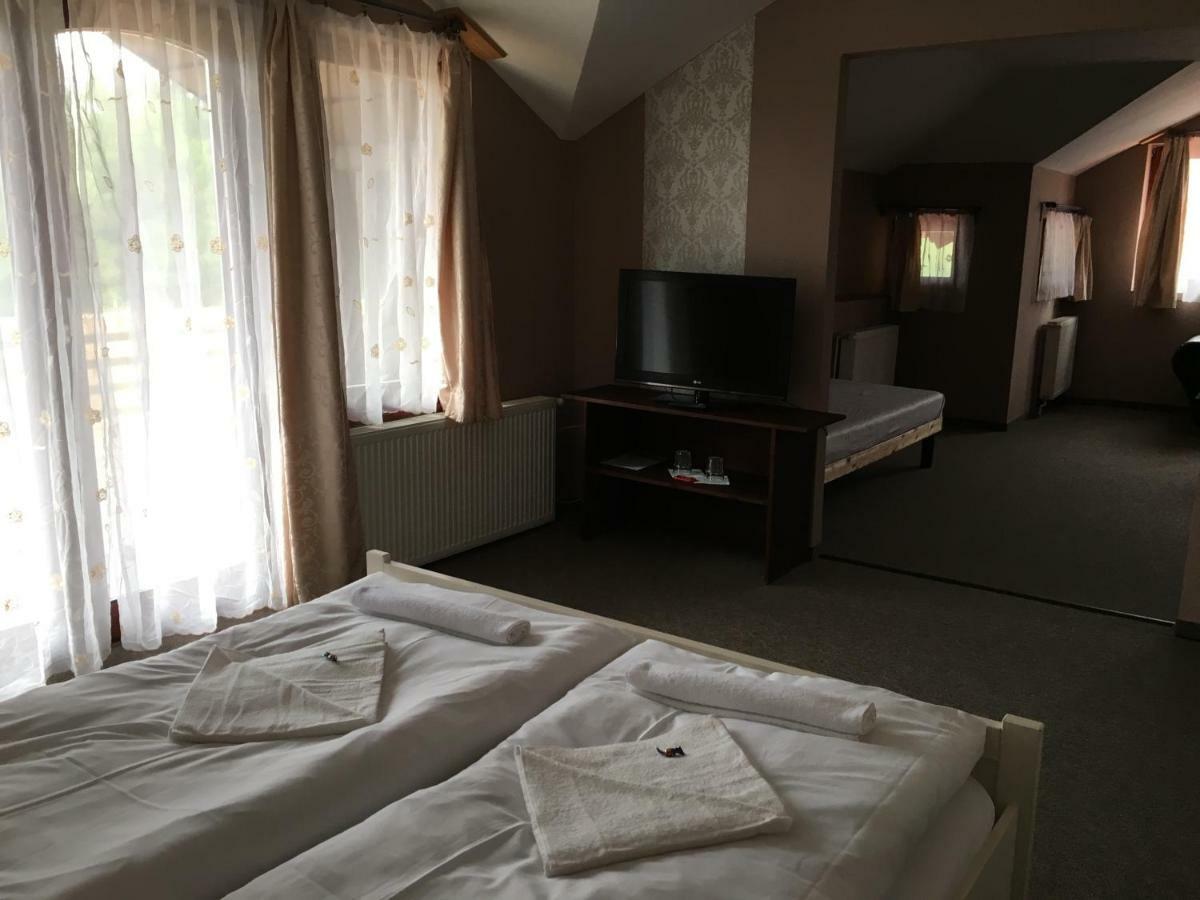 Bed and Breakfast Tavi Panzio Es Etterem Верешедьхаз Экстерьер фото