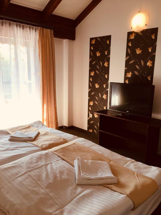 Bed and Breakfast Tavi Panzio Es Etterem Верешедьхаз Экстерьер фото