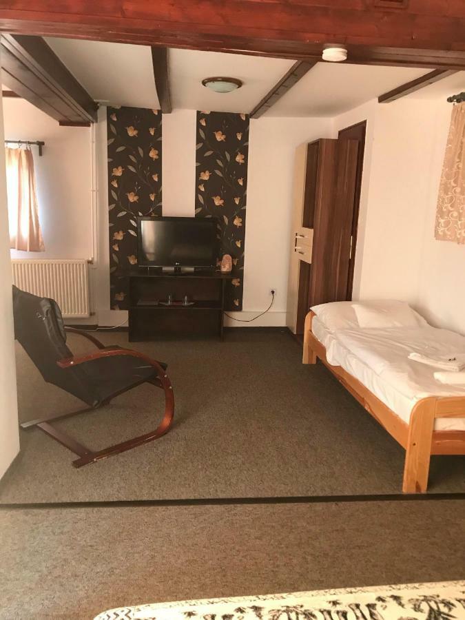 Bed and Breakfast Tavi Panzio Es Etterem Верешедьхаз Экстерьер фото