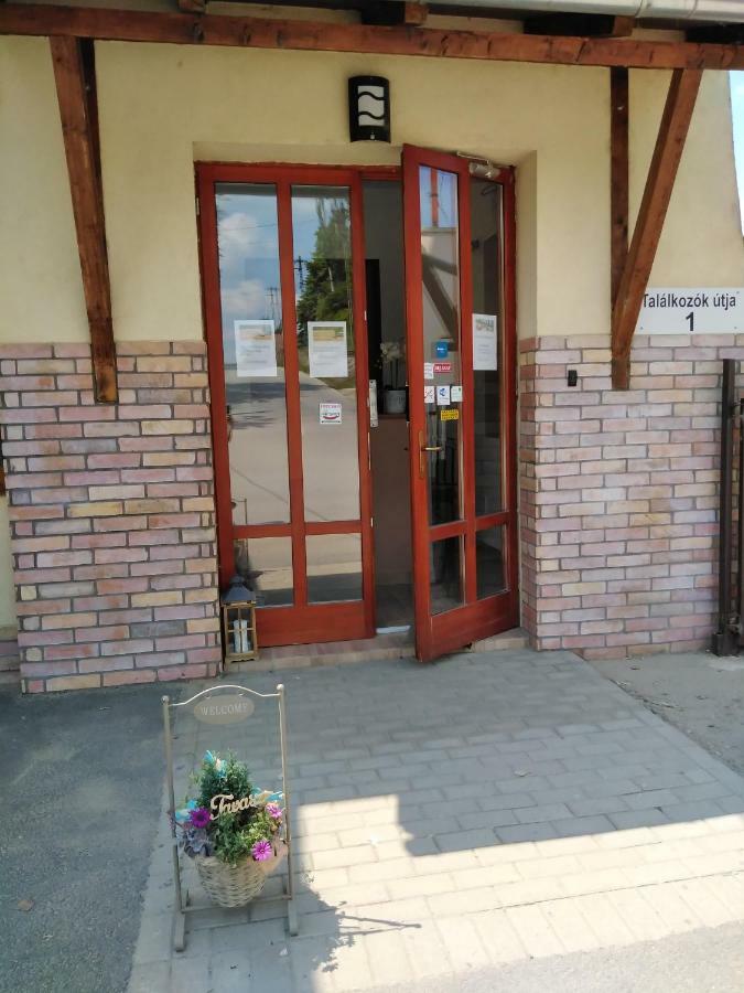 Bed and Breakfast Tavi Panzio Es Etterem Верешедьхаз Экстерьер фото