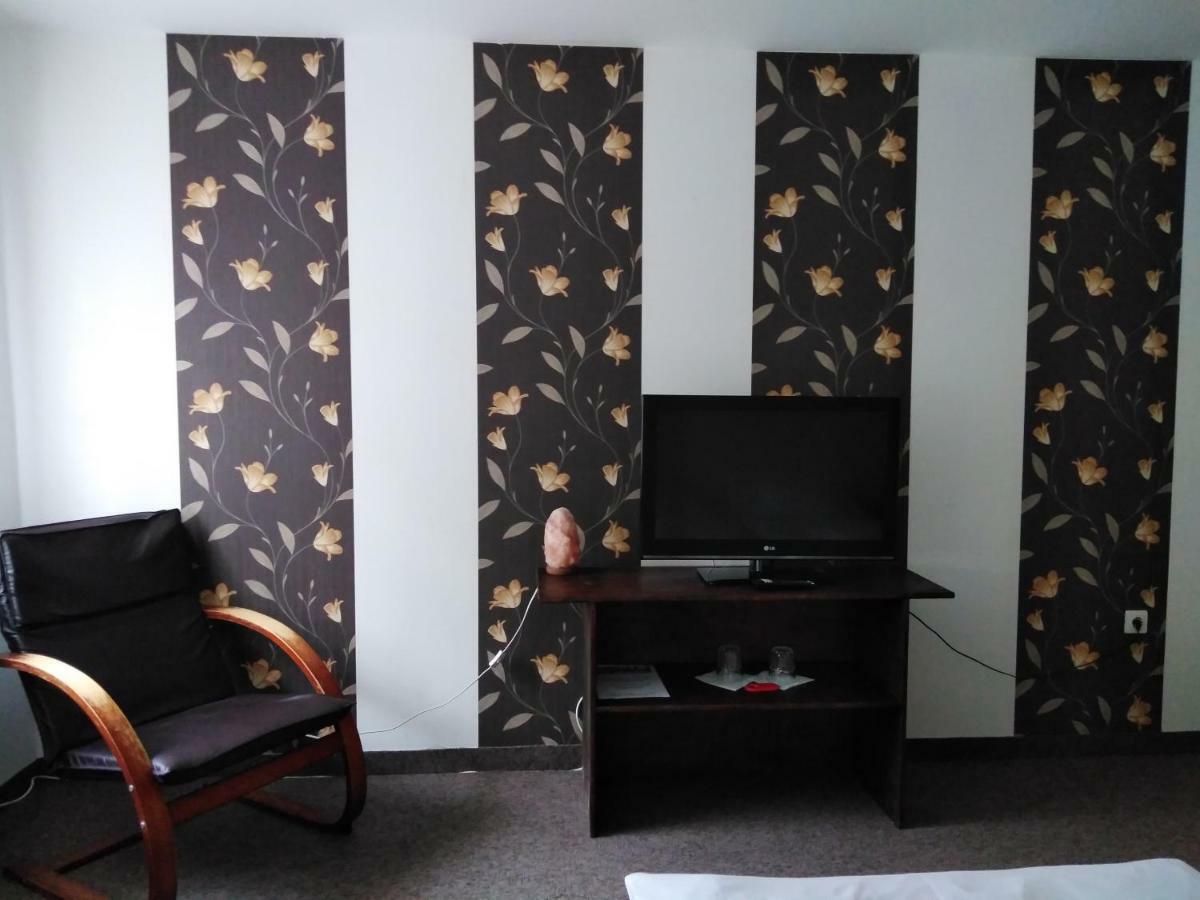 Bed and Breakfast Tavi Panzio Es Etterem Верешедьхаз Экстерьер фото