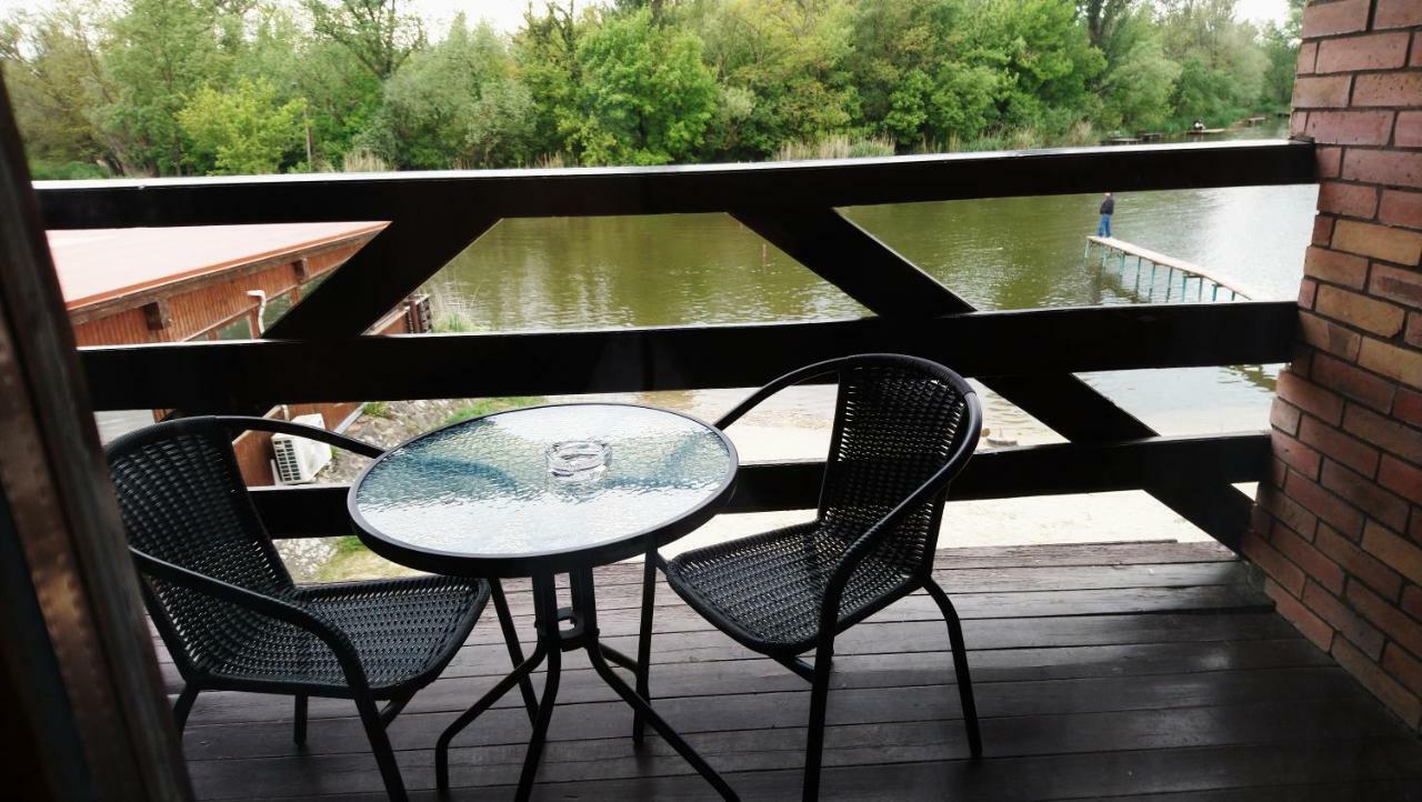 Bed and Breakfast Tavi Panzio Es Etterem Верешедьхаз Экстерьер фото