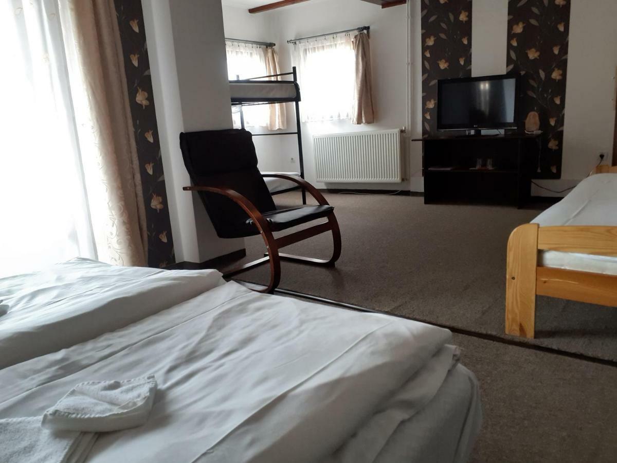 Bed and Breakfast Tavi Panzio Es Etterem Верешедьхаз Экстерьер фото