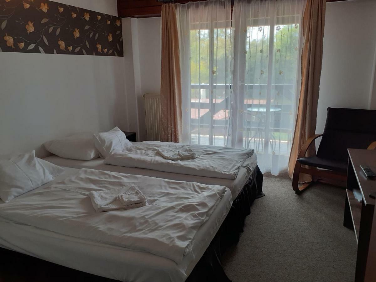 Bed and Breakfast Tavi Panzio Es Etterem Верешедьхаз Экстерьер фото