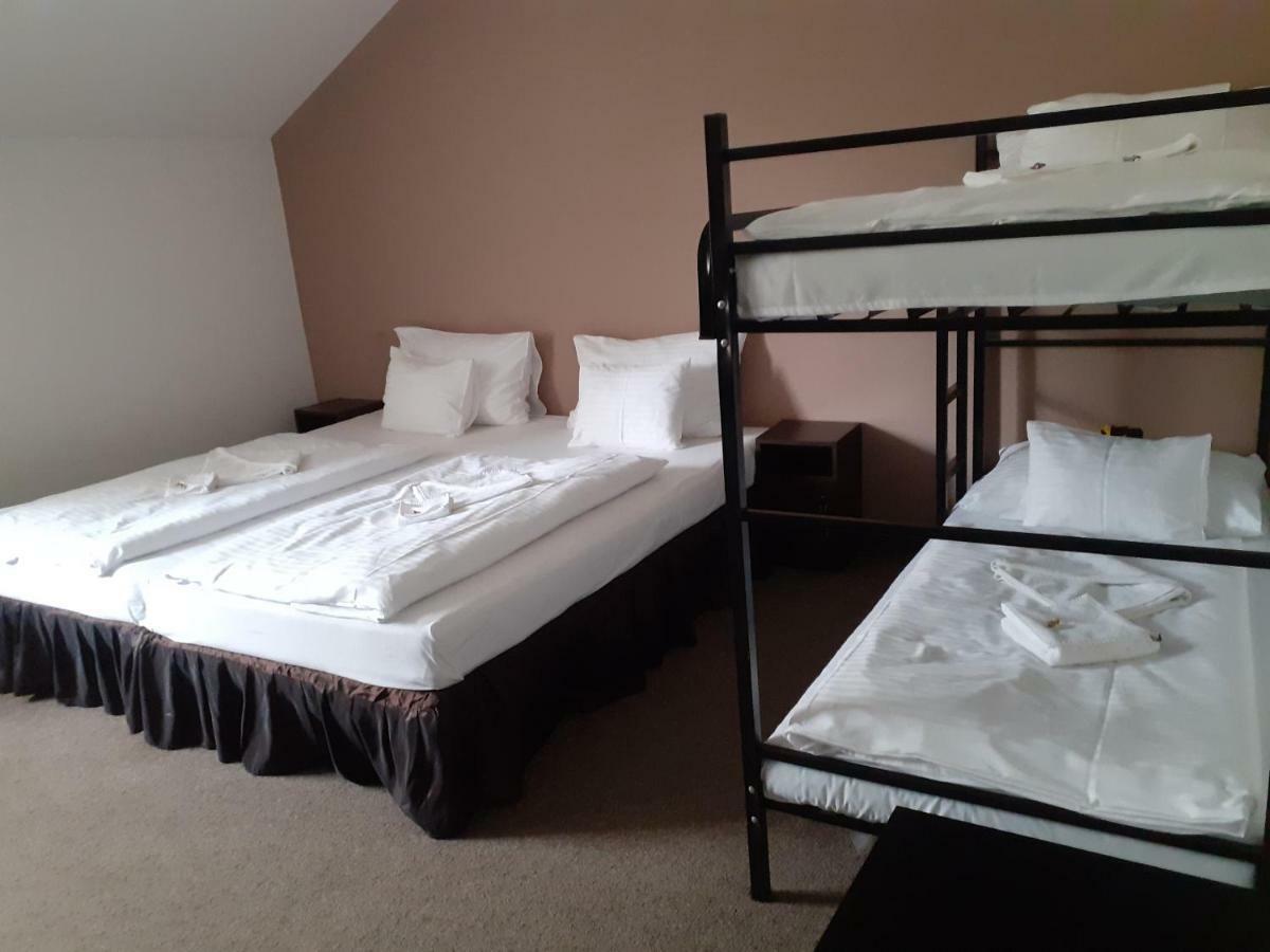 Bed and Breakfast Tavi Panzio Es Etterem Верешедьхаз Экстерьер фото